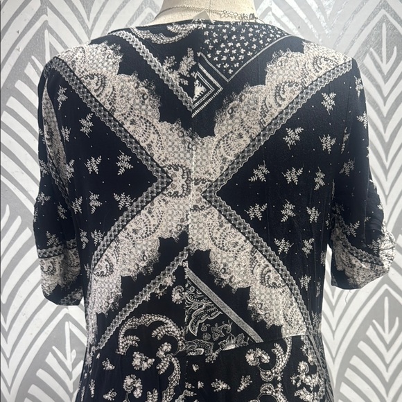 Black and White Flutter Sleeve Midi Sundress - Picture 5 of 10